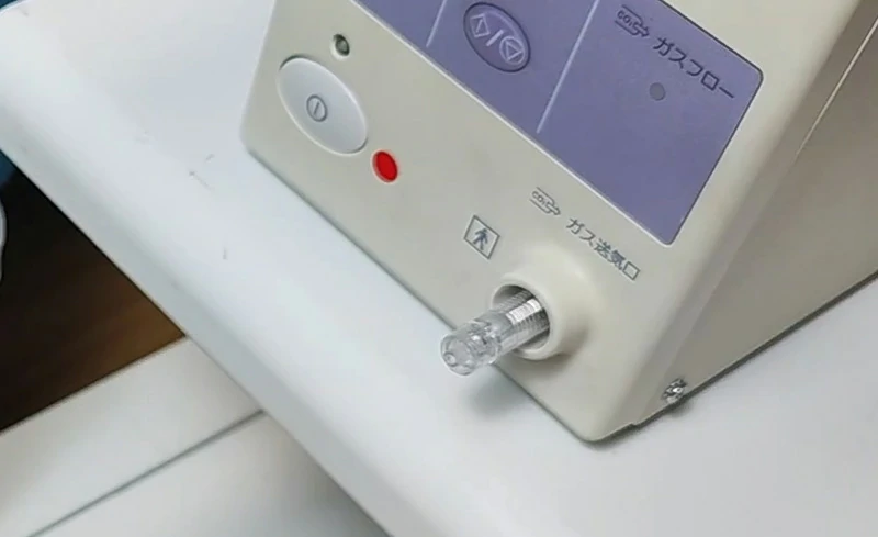 For use during gastrointestinal endoscopic procedures the CITEC™ CO2 Adapter connects to the gas outlet port on the front of the Olympus® UCR CO2 insufflator.